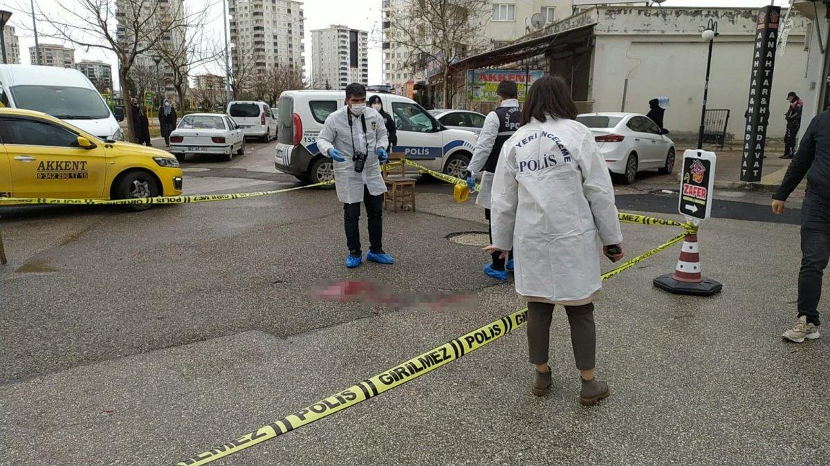 Gaziantep'te taksi durağı önünde kuzenini öldürdü