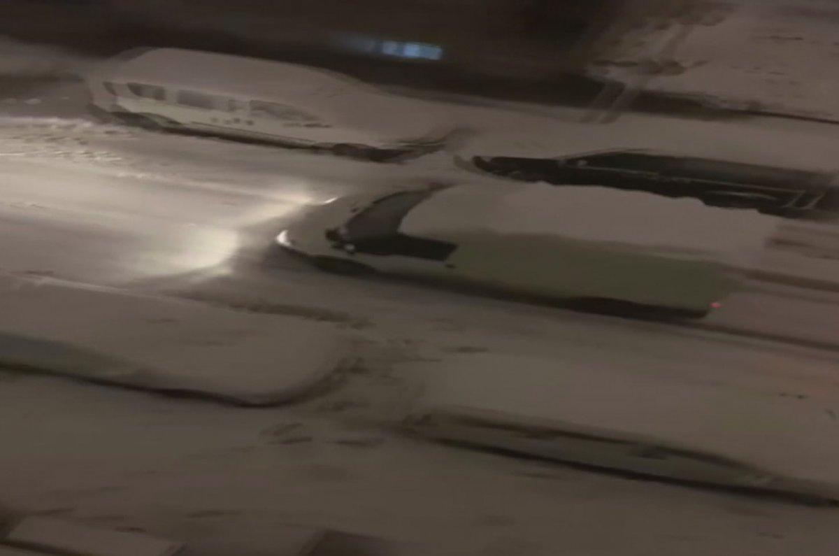 Sultangazi'de buzlanan yolda kayan araçlar kafa kafaya çarpıştı