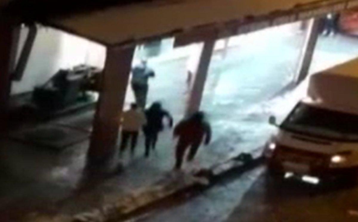 Esenyurt'ta iki grup arasındaki kavga kamerada