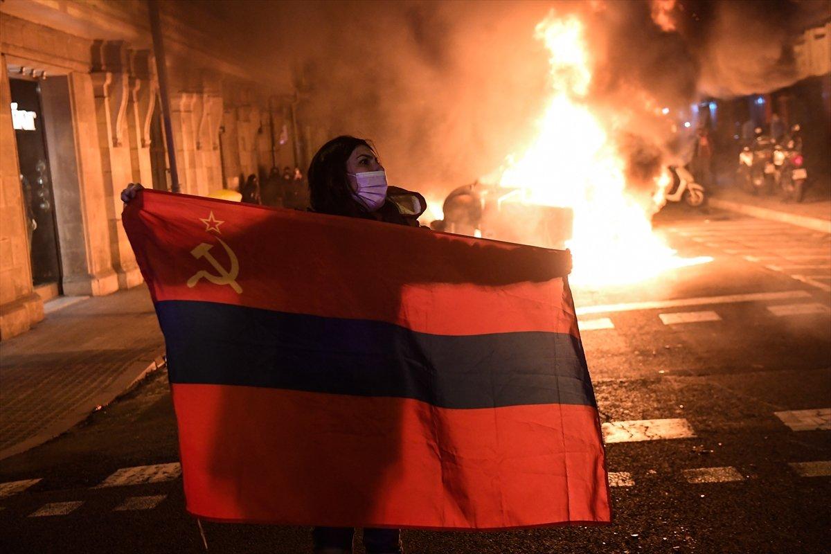 İspanya'da terörü öven rapçiyi almak isteyen polisle öğrenciler çatıştı