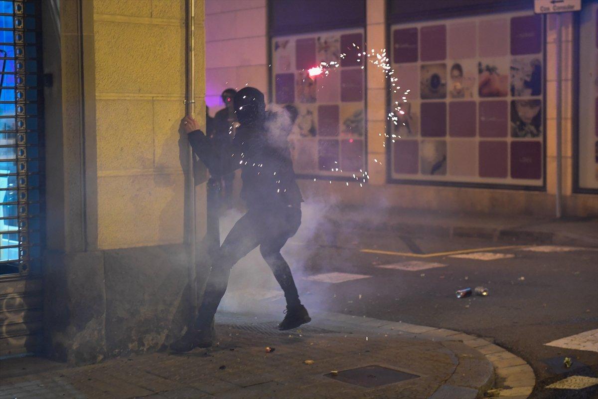 İspanya'da terörü öven rapçiyi almak isteyen polisle öğrenciler çatıştı