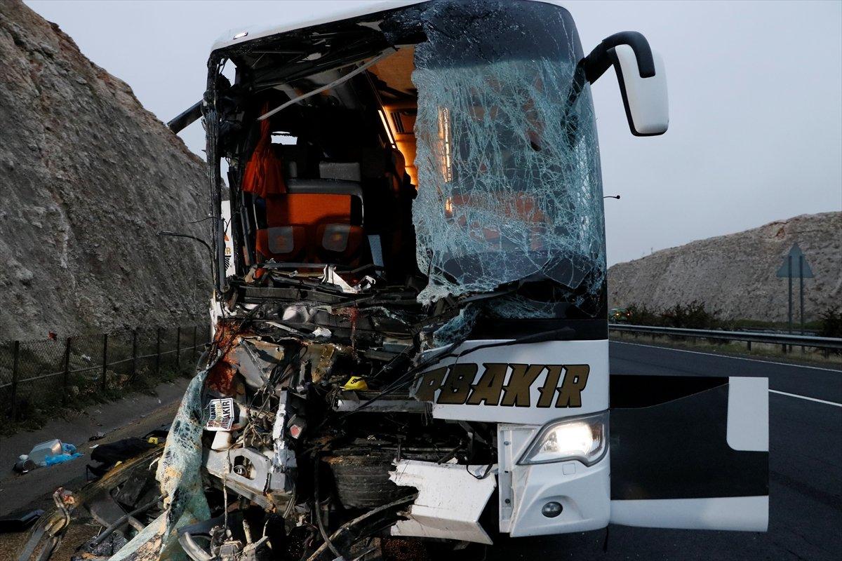 Şanlıurfa'da yolcu otobüsü tıra arkadan çarptı