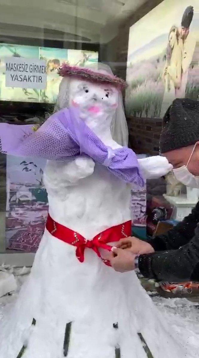 İstanbul'da yaptıkları kardan geline takılan paralarla mama aldılar