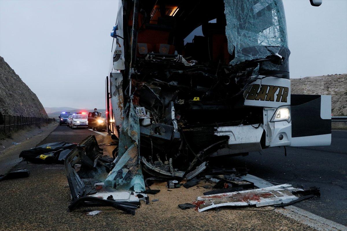 Şanlıurfa'da yolcu otobüsü tıra arkadan çarptı