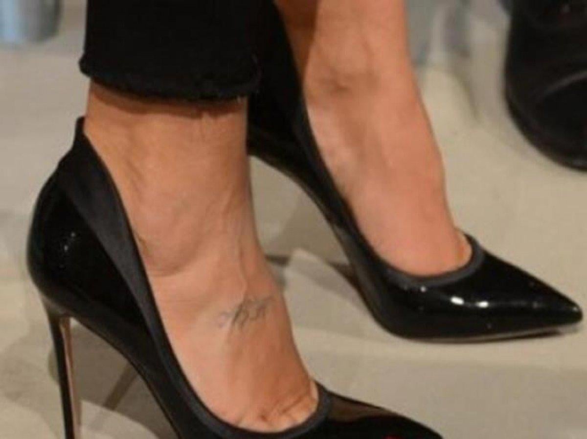 Hadise ayağına dövme yaptırdı