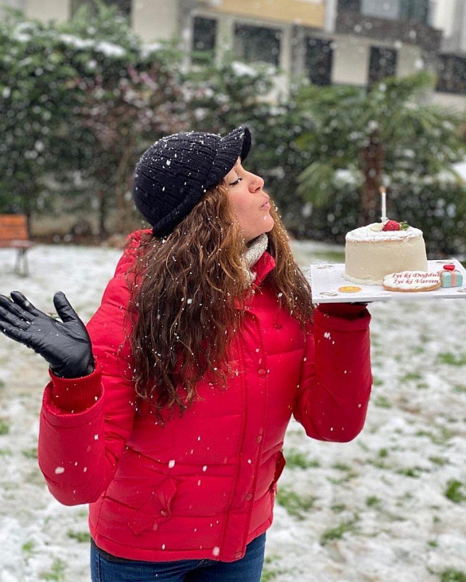 Özge Borak yeni yaşına karlar altında girdi