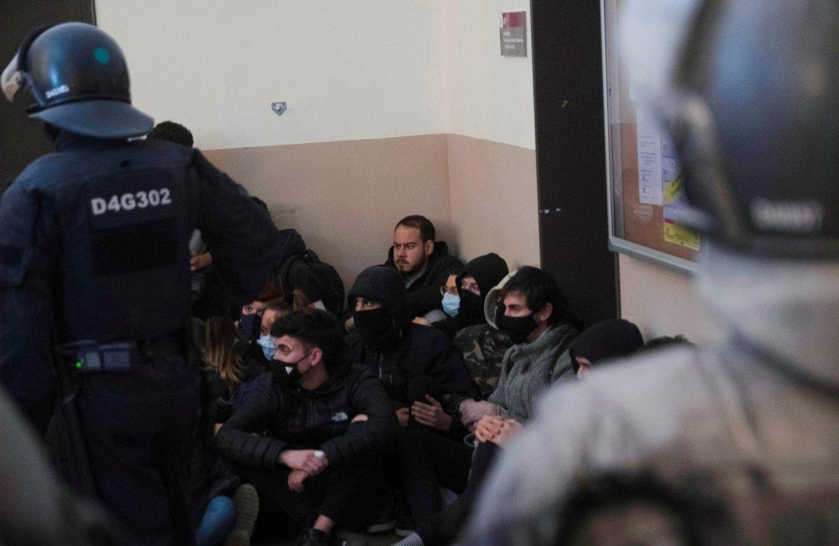 İspanya'da terörü öven rapçiyi almak isteyen polisle öğrenciler çatıştı