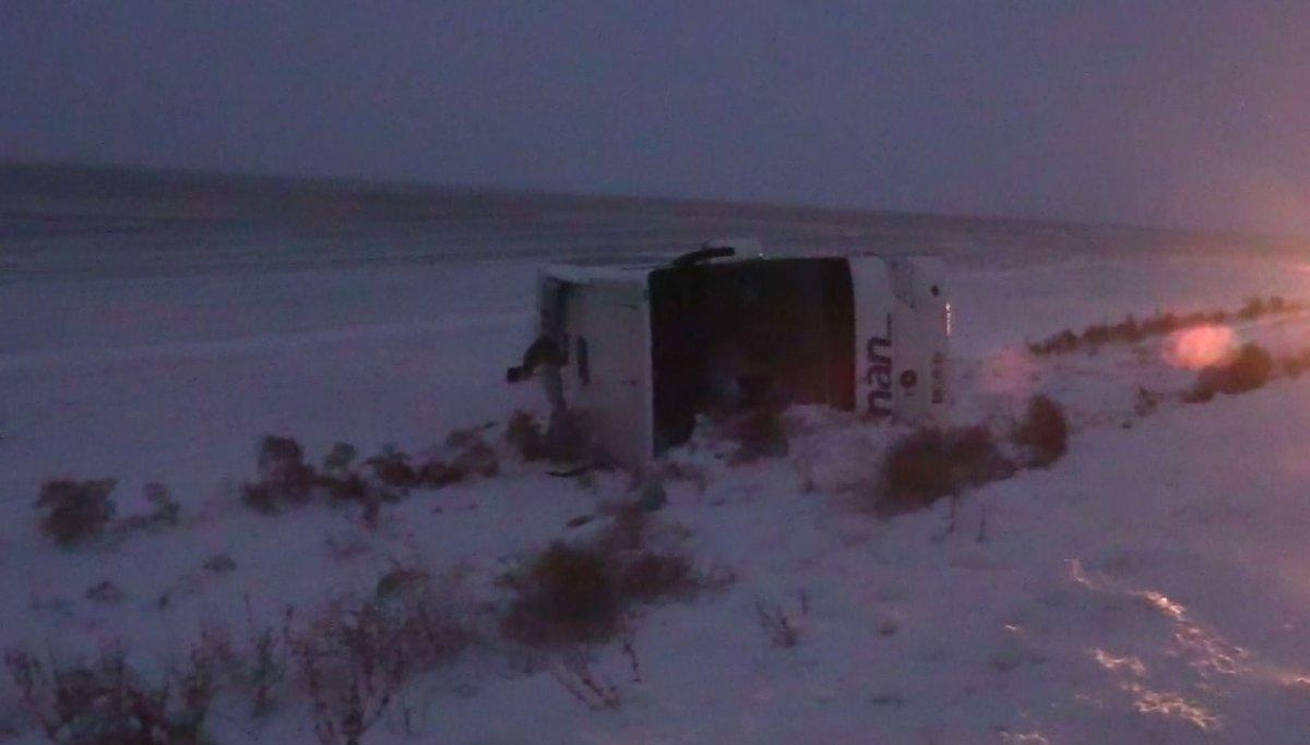 Aksaray'da kontrolden çıkan yolcu otobüsü devrildi: 22 yaralı