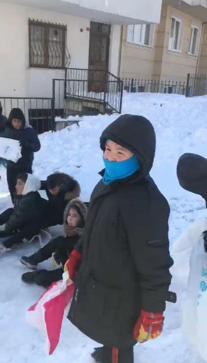Pendik’te kar küreme ekiplerine çocuk engeli