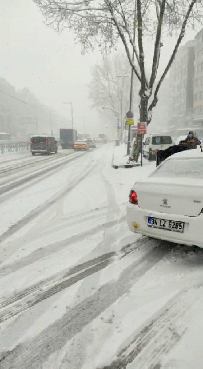 İstanbul'da kar nedeniyle trafik durdu