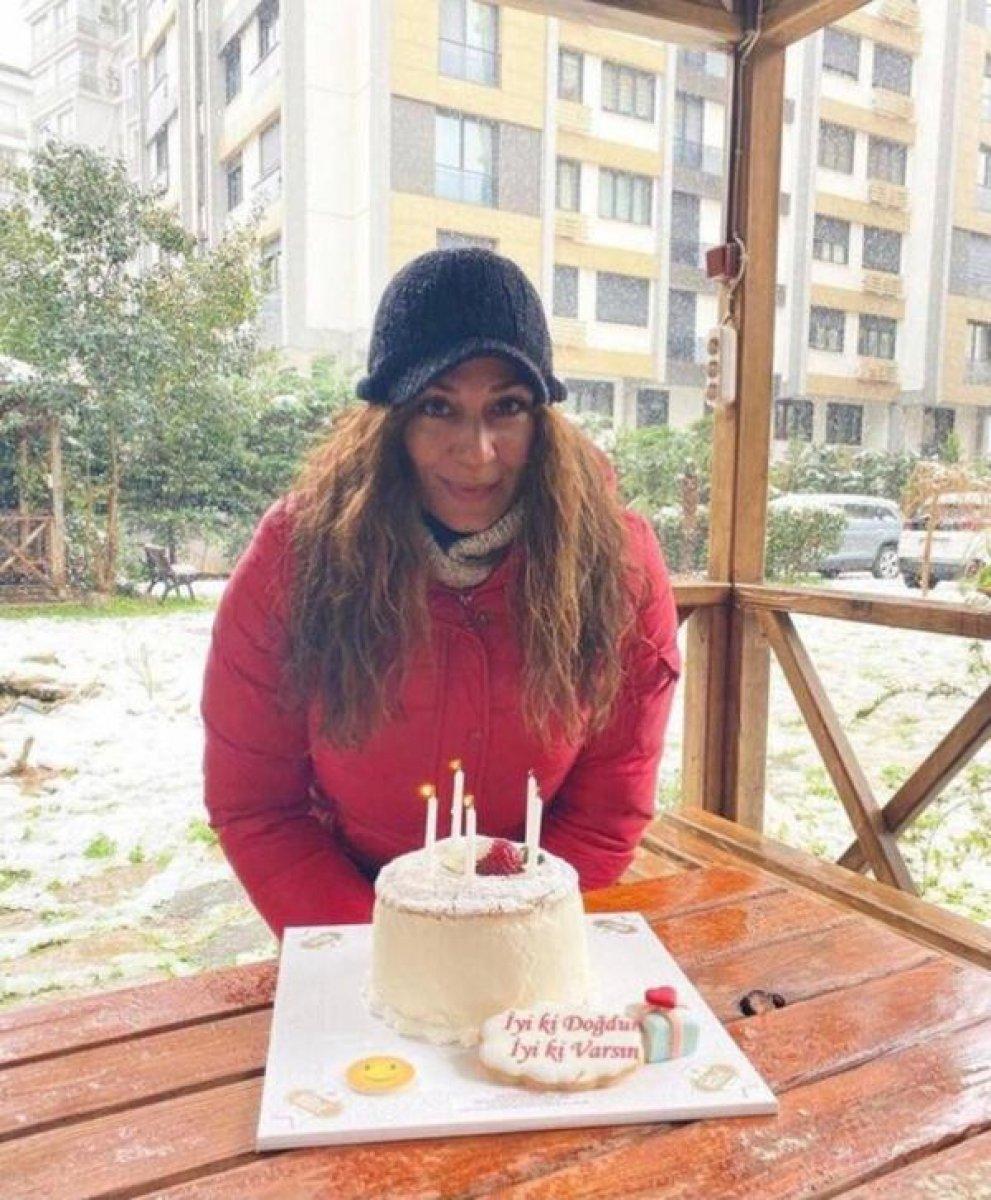 Özge Borak yeni yaşına karlar altında girdi