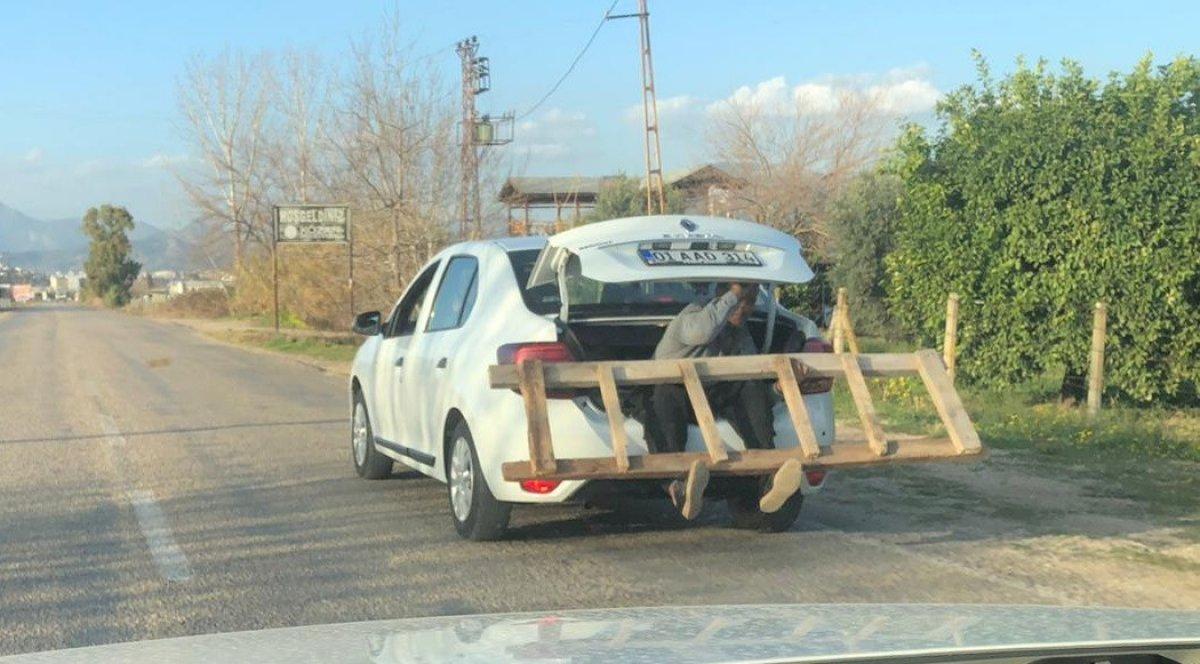 Adana'da, bagaja oturan adam ayakları ile merdiven taşıdı