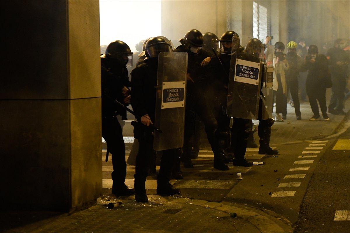 İspanya'da terörü öven rapçiyi almak isteyen polisle öğrenciler çatıştı
