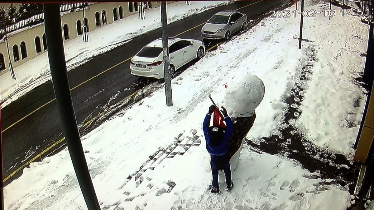 Başakşehir'de 10 yaşındaki çocuk, dolanan Türk bayrağını düzeltti