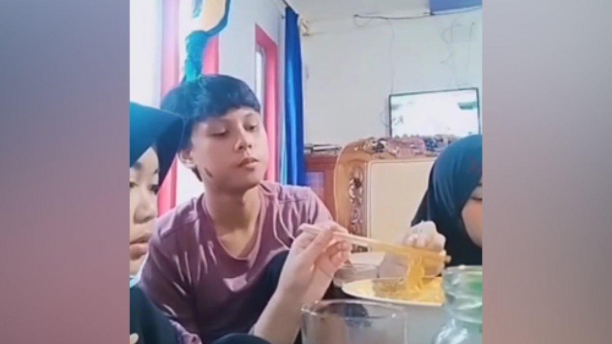 Endonezya'da düşen yıldırım televizyonu patlattı