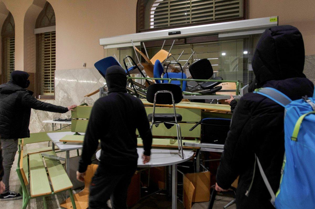 İspanya'da terörü öven rapçiyi almak isteyen polisle öğrenciler çatıştı