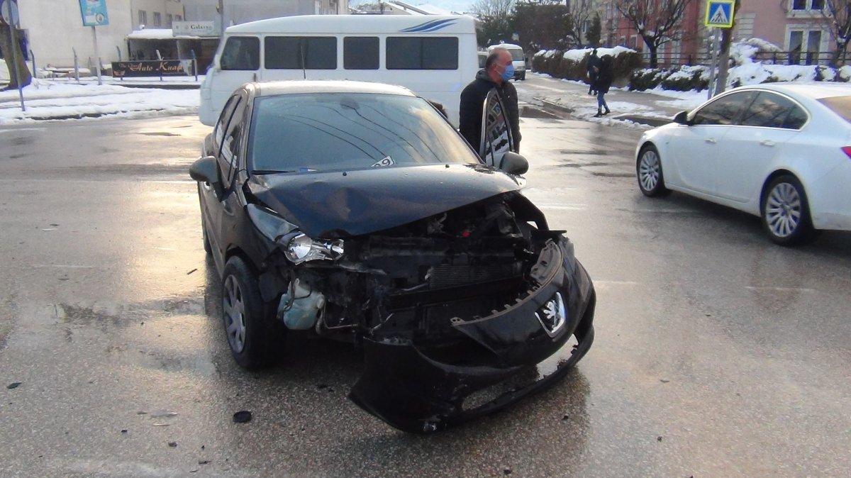 Bursa'da görevden çıkıp evlerine giden polisler ölümden döndü