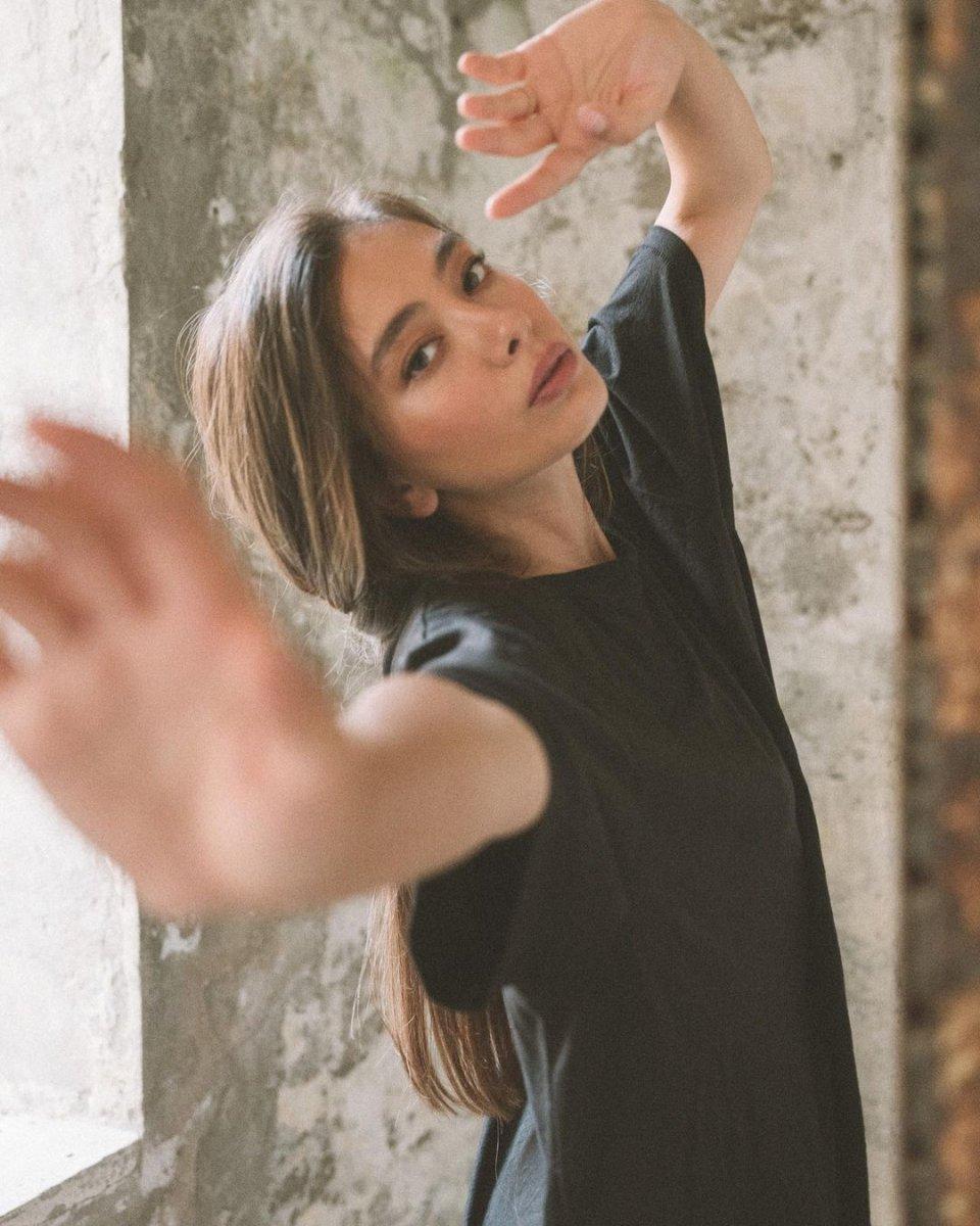 Neslihan Atagül'den sanatsal pozlar