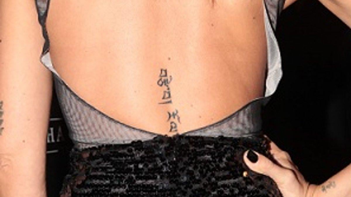 Hadise ayağına dövme yaptırdı