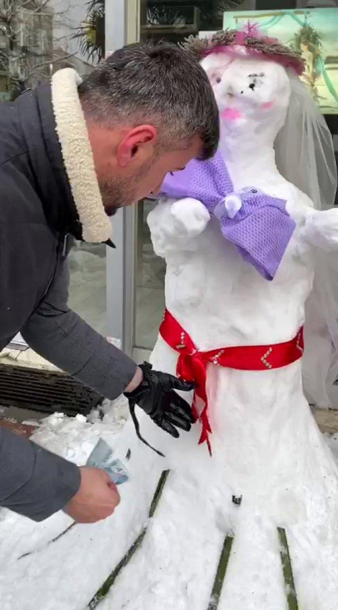 İstanbul'da yaptıkları kardan geline takılan paralarla mama aldılar