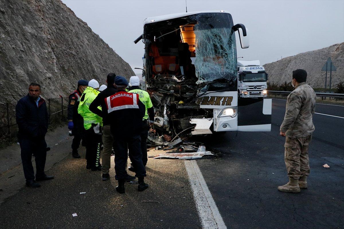 Şanlıurfa'da yolcu otobüsü tıra arkadan çarptı