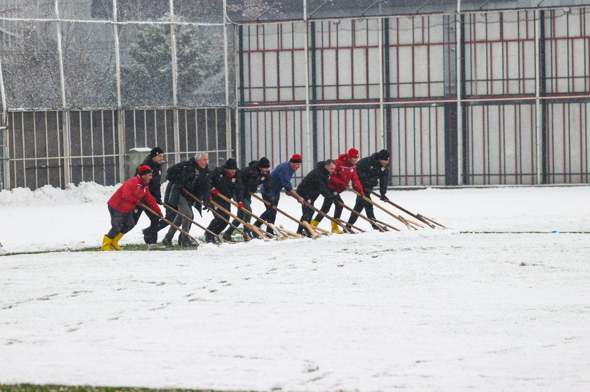 Ertuğrul Sağlam, zeminin temizlenmesine yardım etti