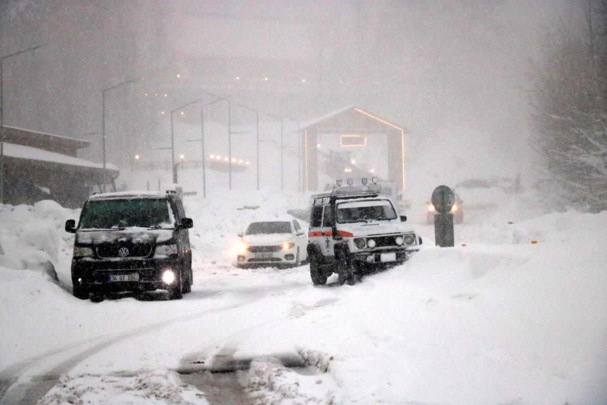 Zonguldak'ta kar kalınlığı 70 santimetreyi geçti