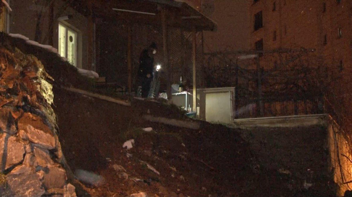 Kağıthane’de istinat duvarı çöktü, 4 araç enkaz altında kaldı