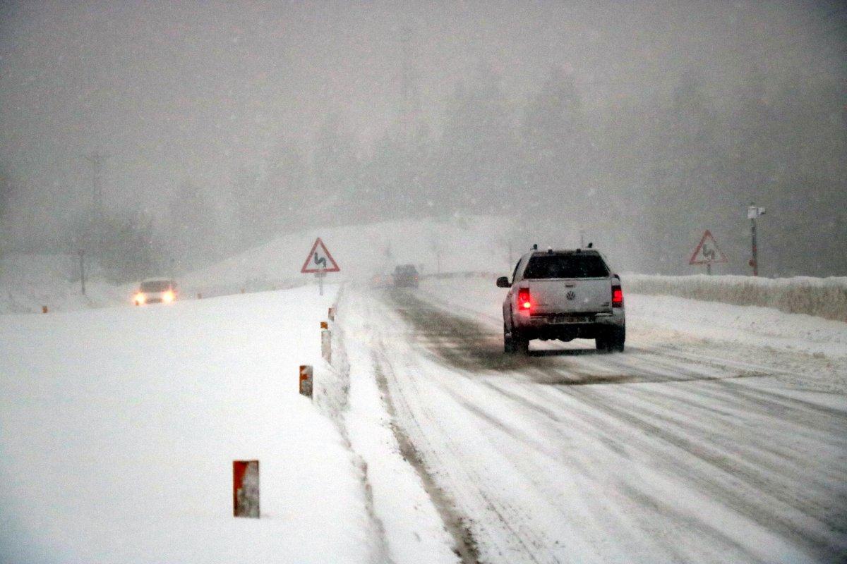 Zonguldak'ta kar kalınlığı 70 santimetreyi geçti