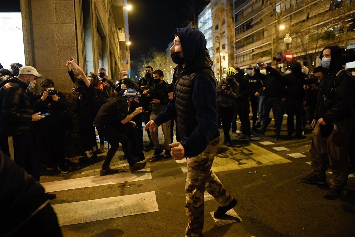 İspanya'da terörü öven rapçiyi almak isteyen polisle öğrenciler çatıştı