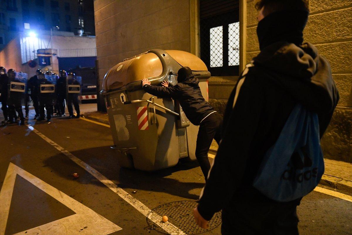 İspanya'da terörü öven rapçiyi almak isteyen polisle öğrenciler çatıştı