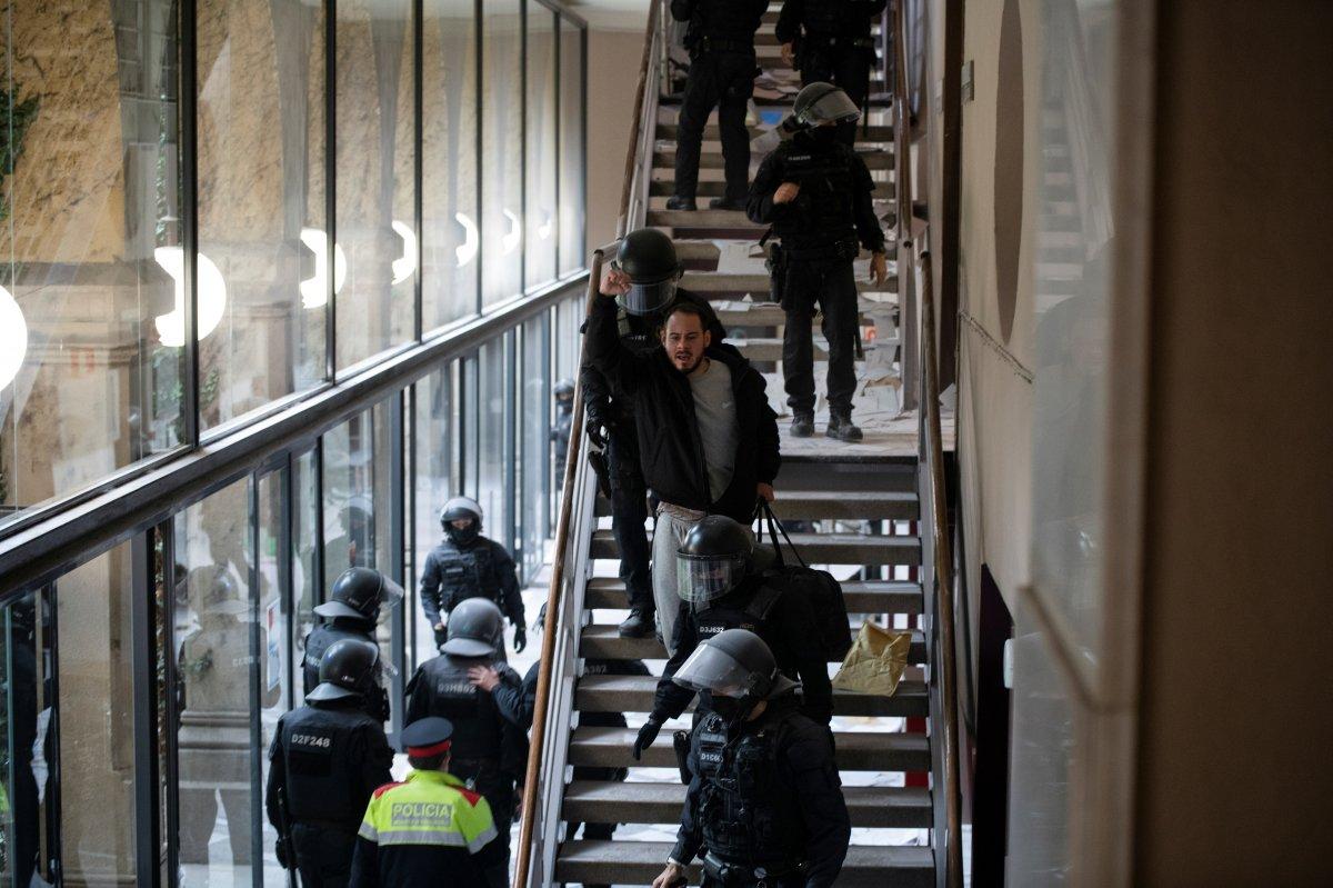 İspanya'da terörü öven rapçiyi almak isteyen polisle öğrenciler çatıştı