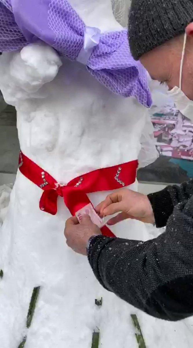 İstanbul'da yaptıkları kardan geline takılan paralarla mama aldılar