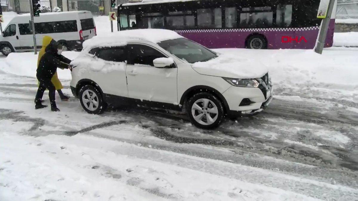 Maltepe'de yollar buz pistine döndü