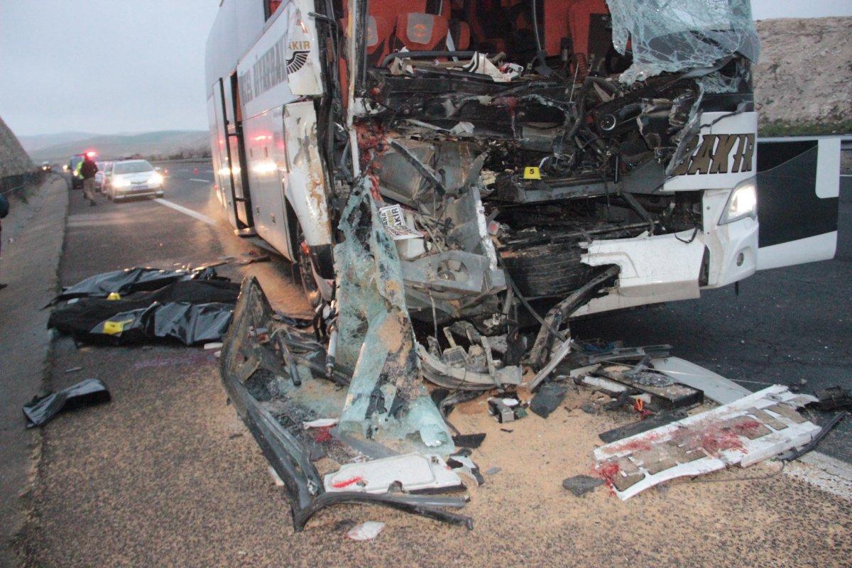 Şanlıurfa'da yolcu otobüsü tıra arkadan çarptı