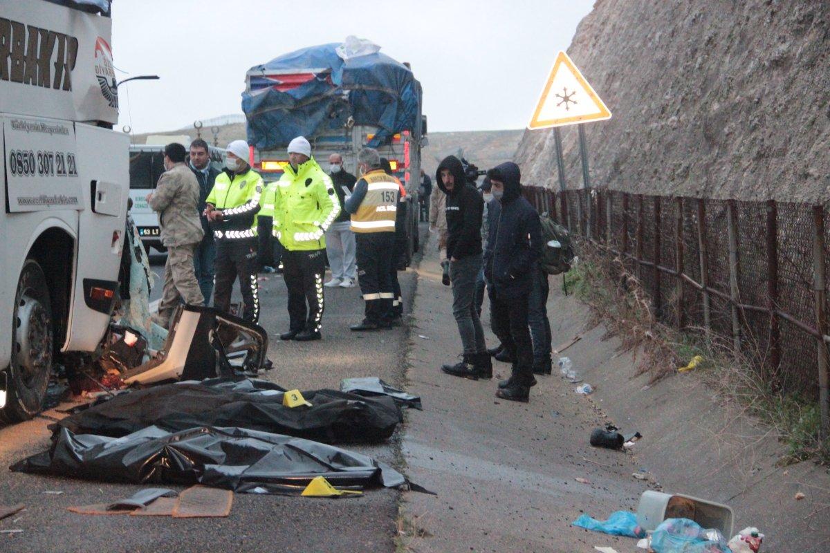 Şanlıurfa'da yolcu otobüsü tıra arkadan çarptı