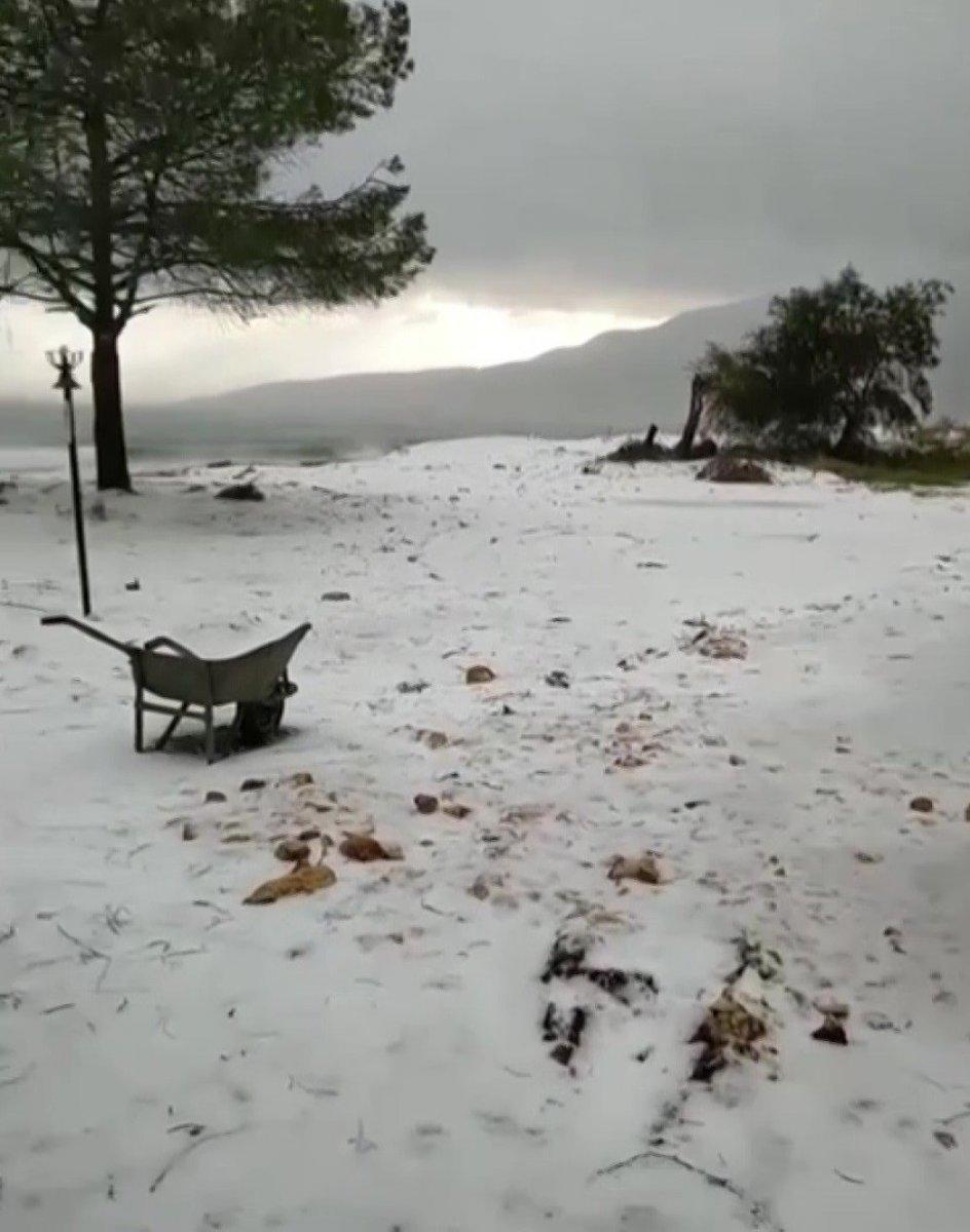 Antalya'ya 5 yıl sonra kar yağdı