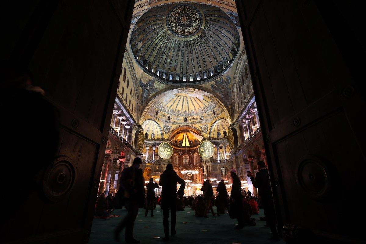Ayasofya'da Regaip Kandili idrak edildi