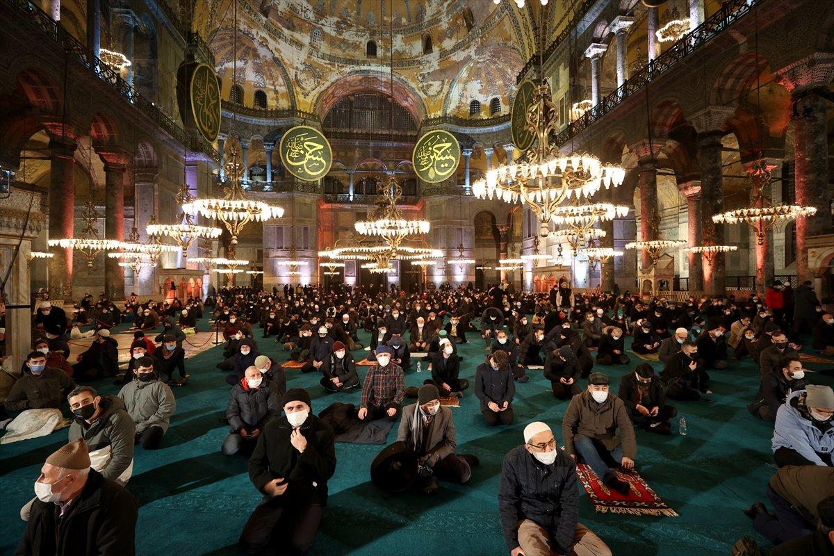 Ayasofya'da Regaip Kandili idrak edildi