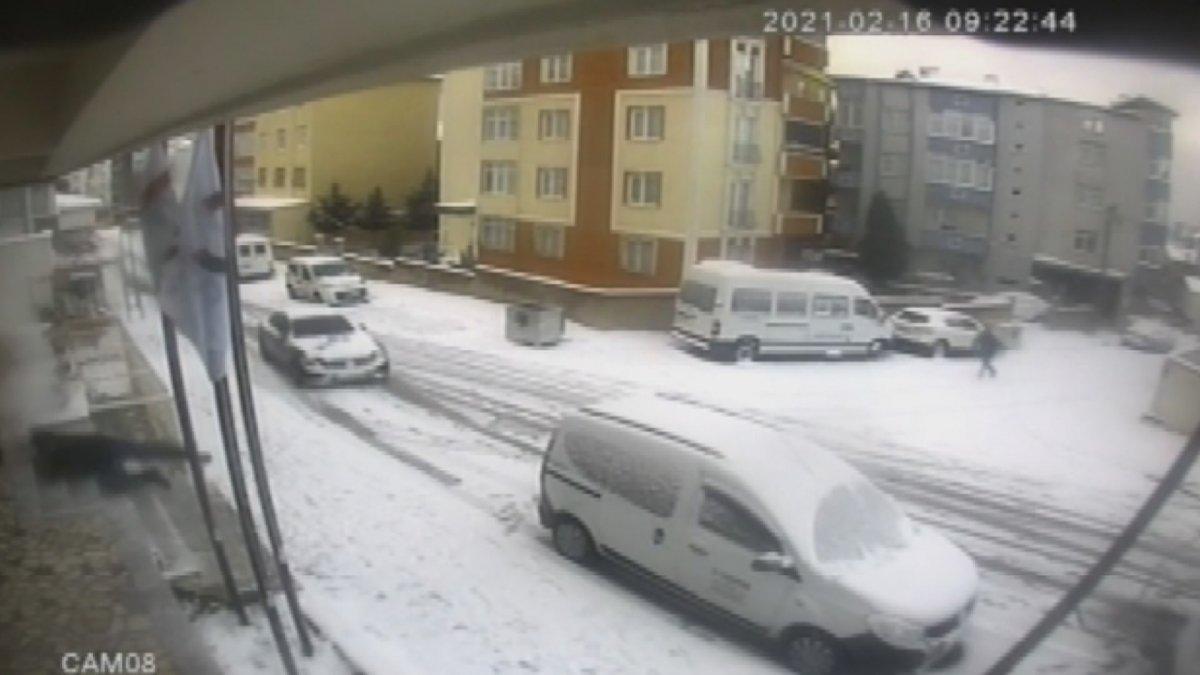 İstanbul'da park halindeyken kayan otomobili böyle durdurmaya çalıştılar