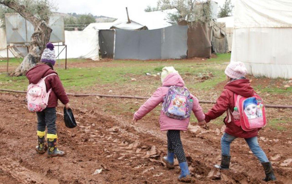 Yerlerinden edilen Suriyeliler hayatlarına çadırlarda devam ediyor