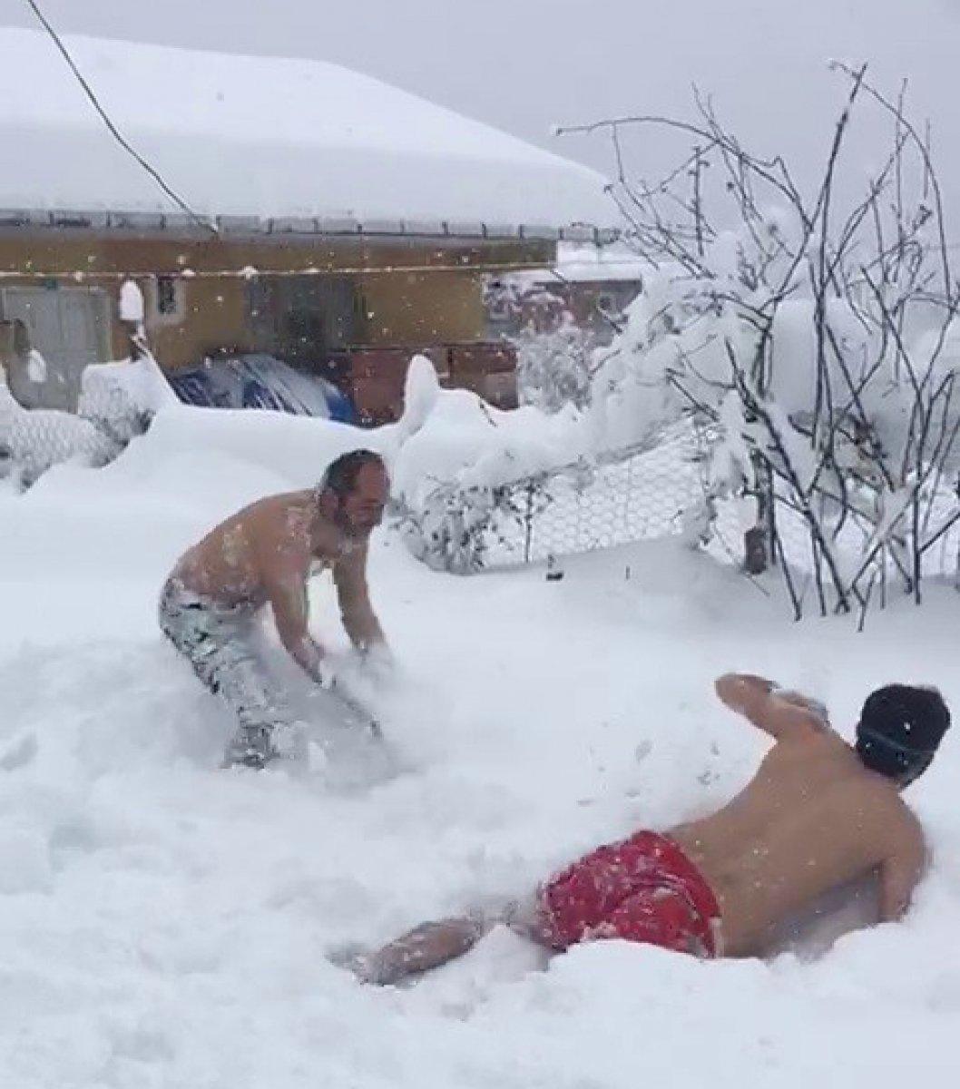 Samsun'da denizde yüzer gibi karda kulaç attılar