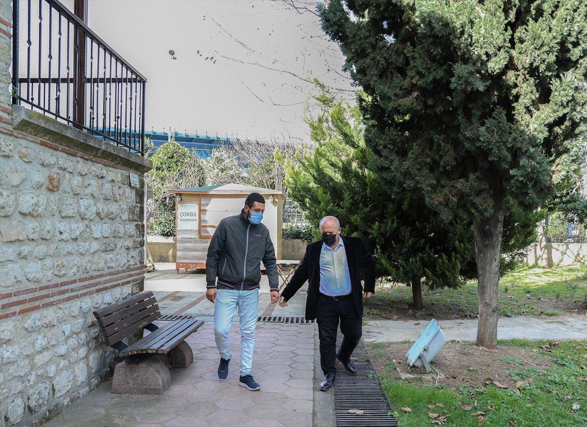 Hz. Kaab Camisi İmamı, madde bağımlıları ve evsizlerin umudu oldu