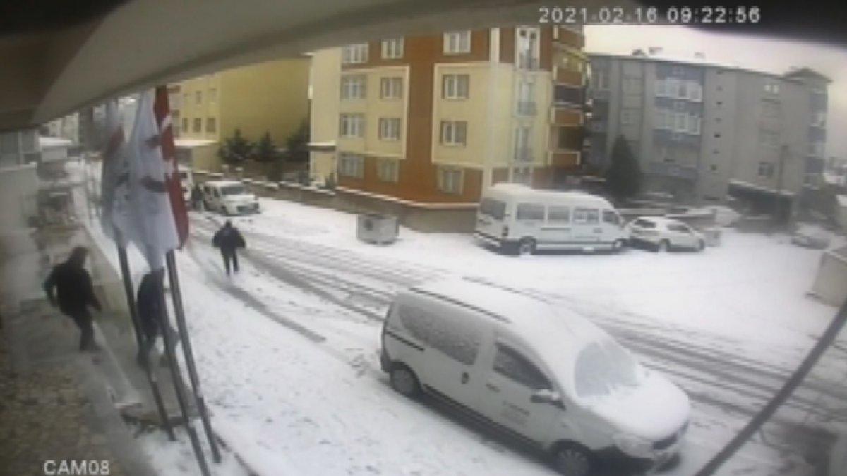 İstanbul'da park halindeyken kayan otomobili böyle durdurmaya çalıştılar