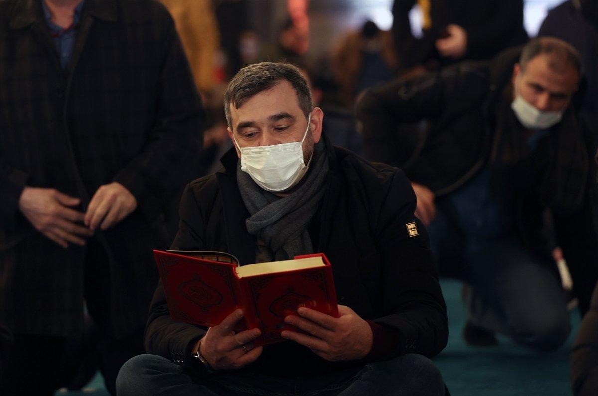 Ayasofya'da Regaip Kandili idrak edildi