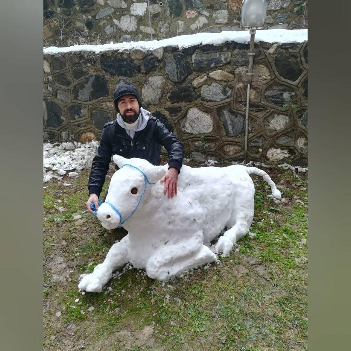 Bursa'da öğretmenin yaptığı kardan boğa