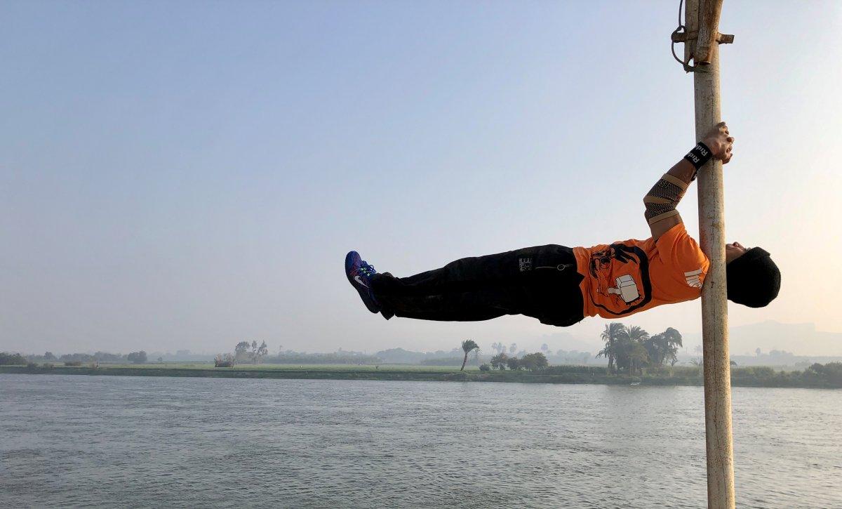 Mısır sokaklarında ihtiyar bir delikanlı