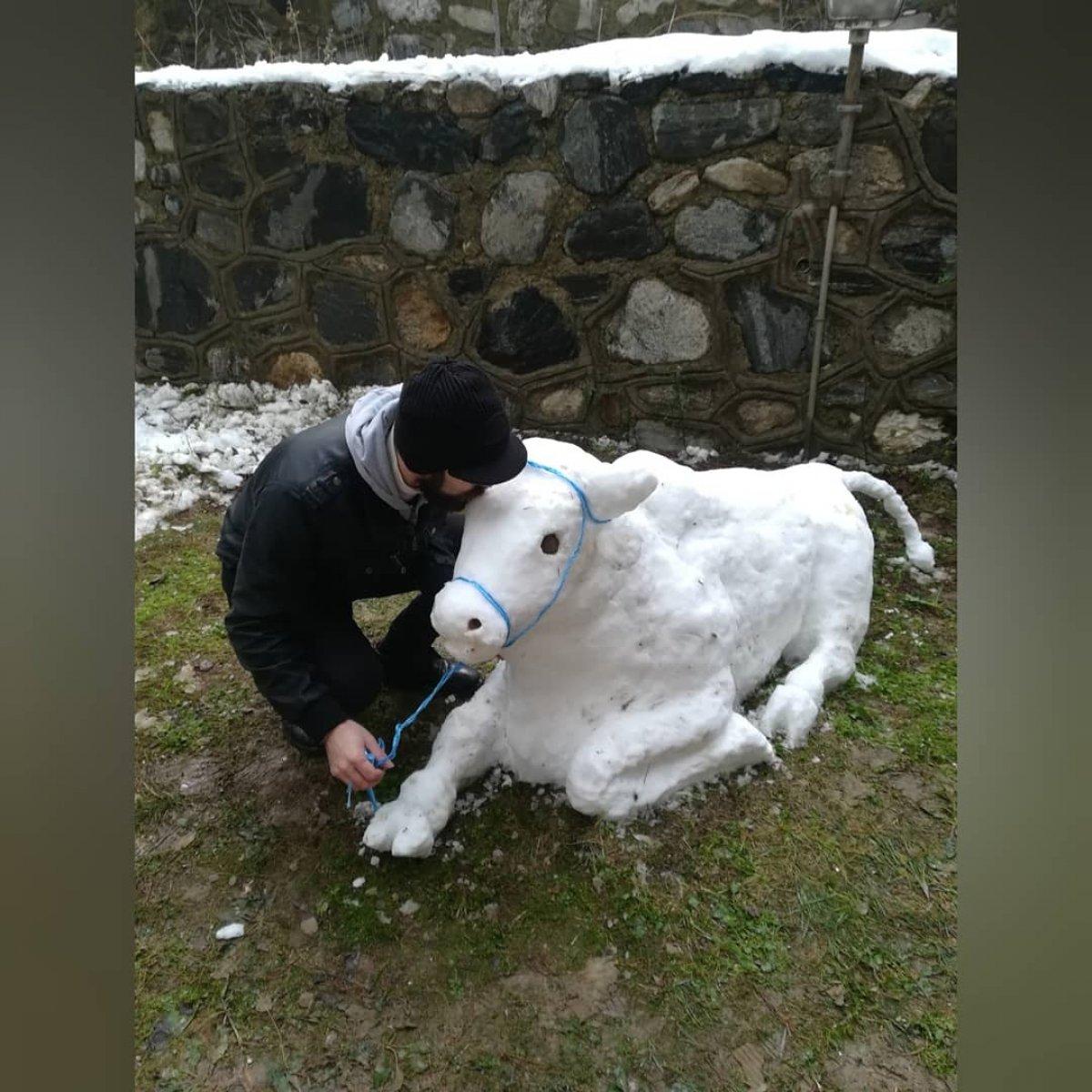 Bursa'da öğretmenin yaptığı kardan boğa
