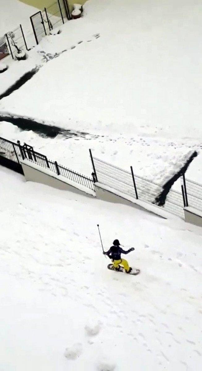 İstanbul'daki karda, snowboard yaptı