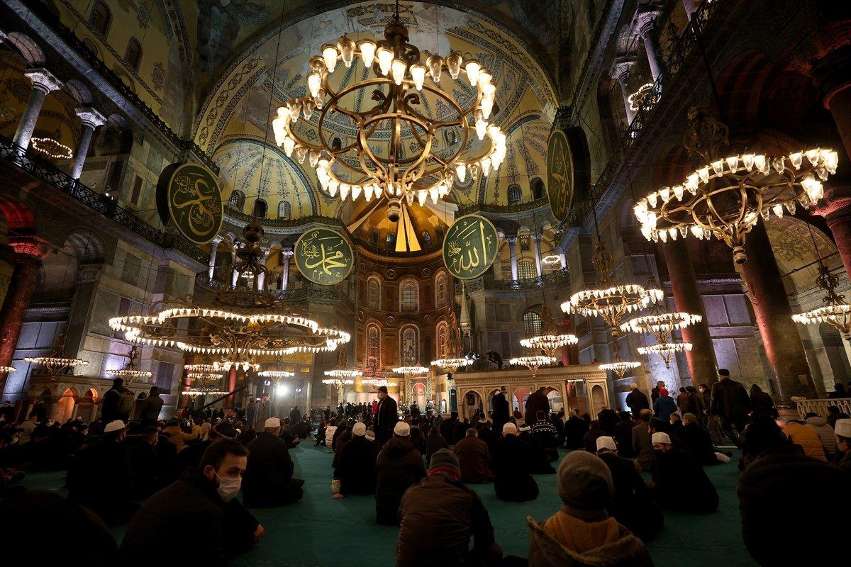 Ayasofya'da Regaip Kandili idrak edildi